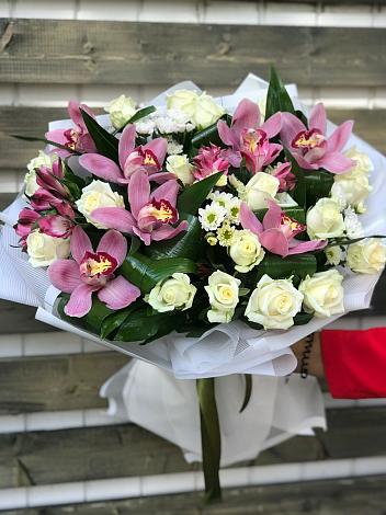 Букет цветов из: Розы и Хризантемы в Волхове