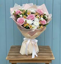 Букет цветов из:  Гвоздики, Орхидеи и Розы в Волхове