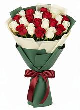 Букет Микс из красных и белых роз в Волхове