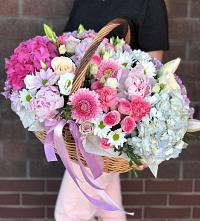 Композиция солнечный день в Волхове Цветочная композиция из Розы, Хризантемы, Пионы и Лизиантусы в корзине в Волхове