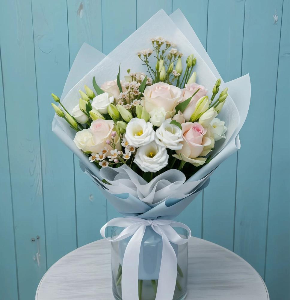 Букет цветов из: Розы и Лизиантусы в Волхове