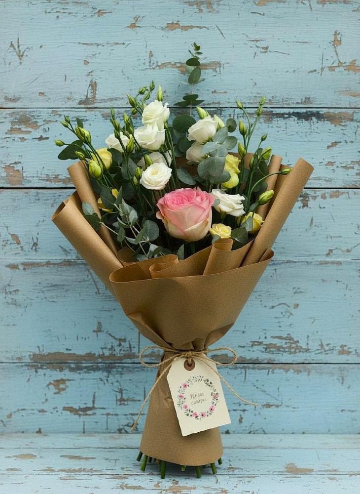 Букет цветов из: Розы и Лизиантусы в Волхове