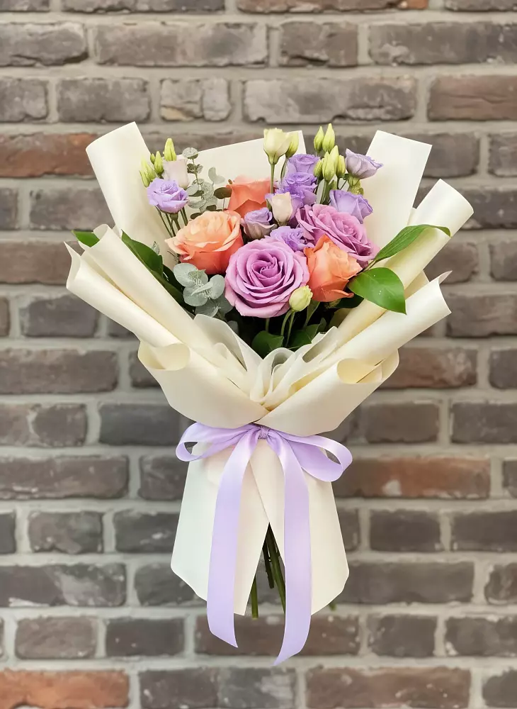 Букет цветов из: Лизиантусы и Розы в Волхове