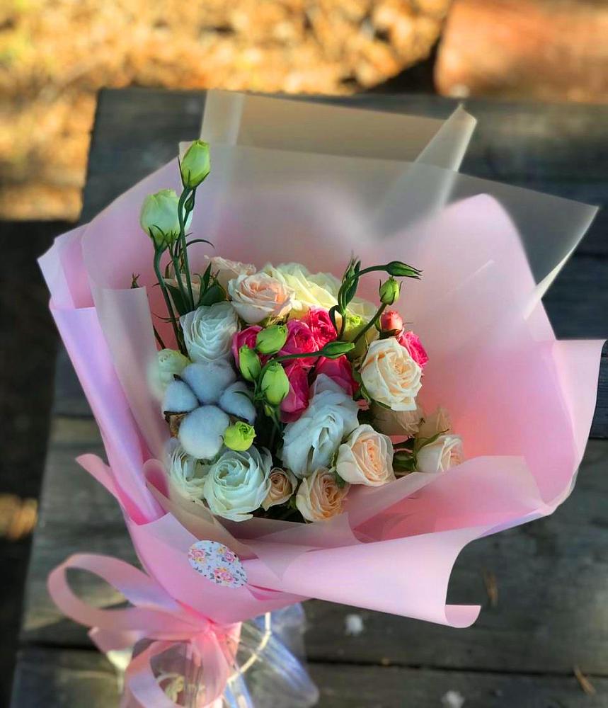 Букет цветов из: Розы и Лизиантусы в Волхове