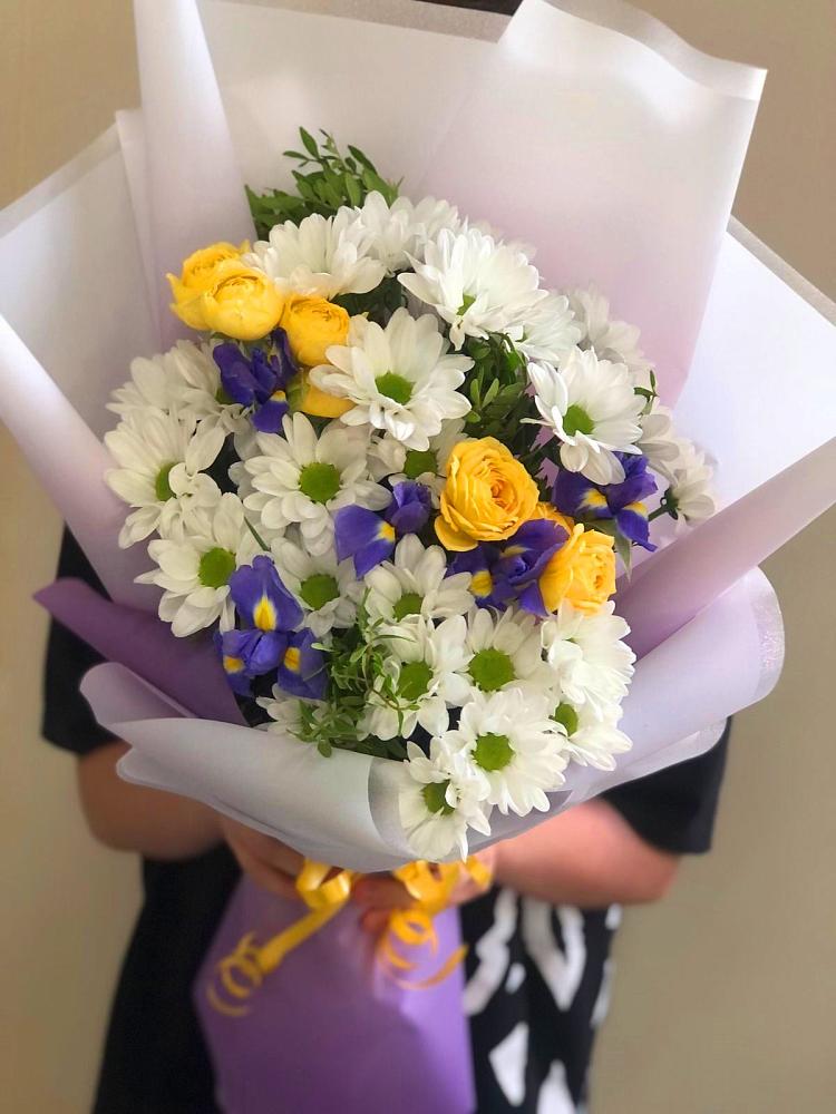 Букет цветов из: Ирисы, Хризантемы и Розы в Волхове