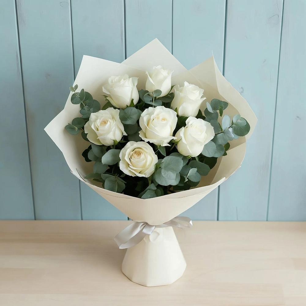 Букет Белые розы в Эвкалипте в Волхове