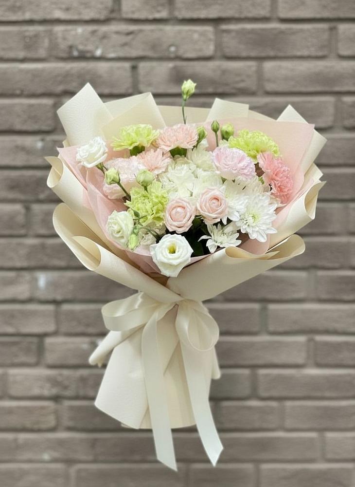 Букет цветов из: Гвоздики, Розы, Лизиантусы и Хризантемы в Волхове