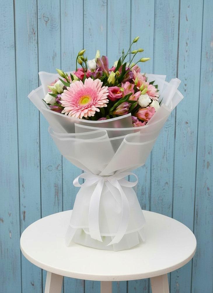 Букет цветов из: Герберы, Альстромерии и Лизиантусы в Волхове