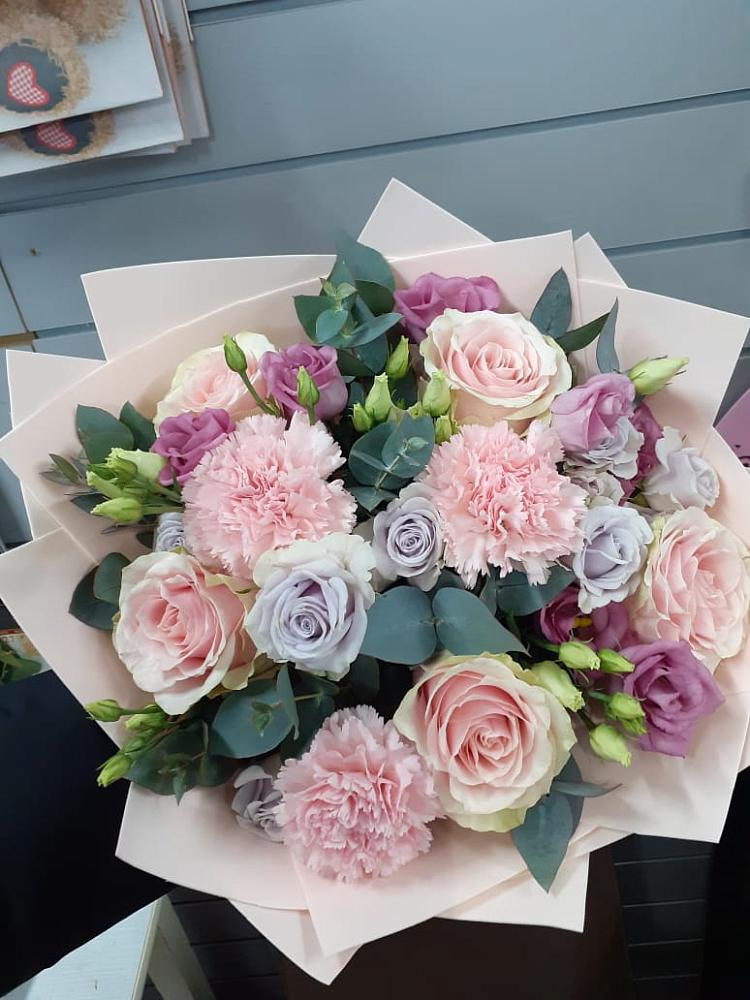 Букет цветов из: Розы, Гвоздики и Лизиантусы в Волхове