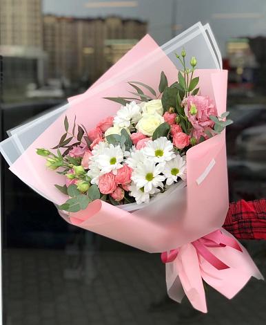 Букет цветов из: Розы, Лизиантусы и Хризантемы в Волхове