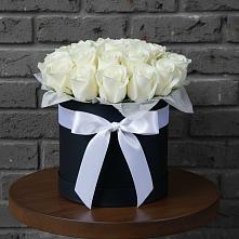 Цветочная композиция из Розы в шляпной коробке в Волхове