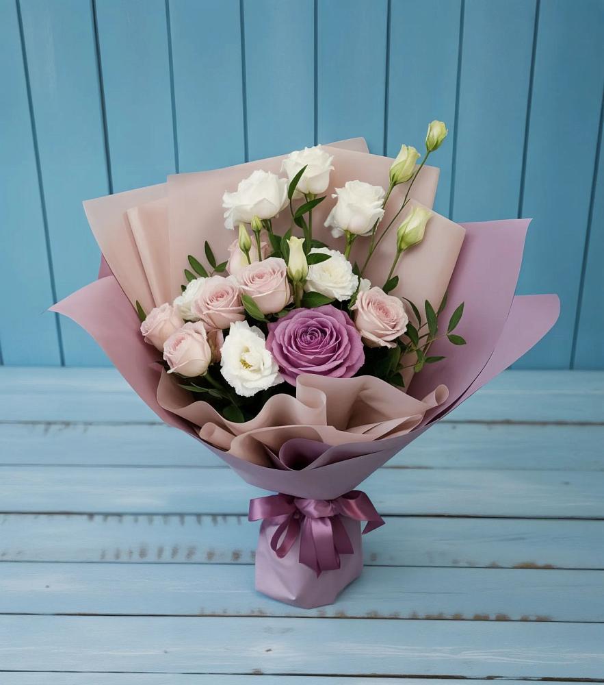 Букет цветов из: Розы и Лизиантусы в Волхове